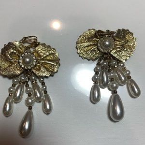 Unique Faux Gold and Pearl Clip On Earrings EUC